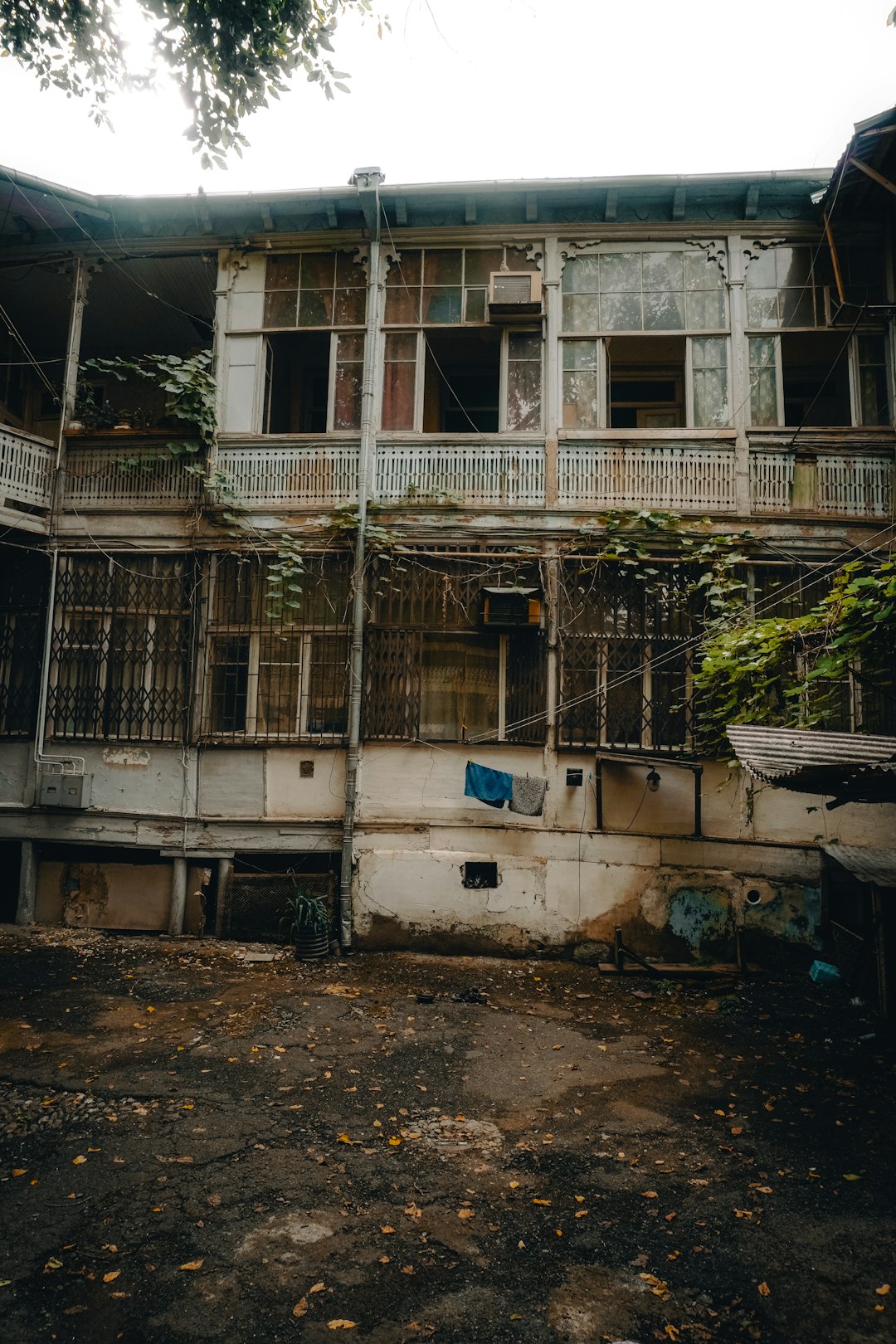 an old run down building with vines growing on it